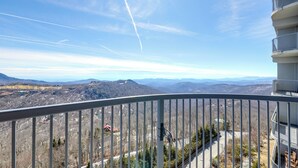 Ein Balkon mit Blick auf Berge und einen klaren Himmel.