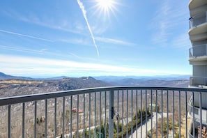 Property grounds - Fun w/ Family! Sugartop Gem w/ Pool + Mtn Views (Sugar Mountain)