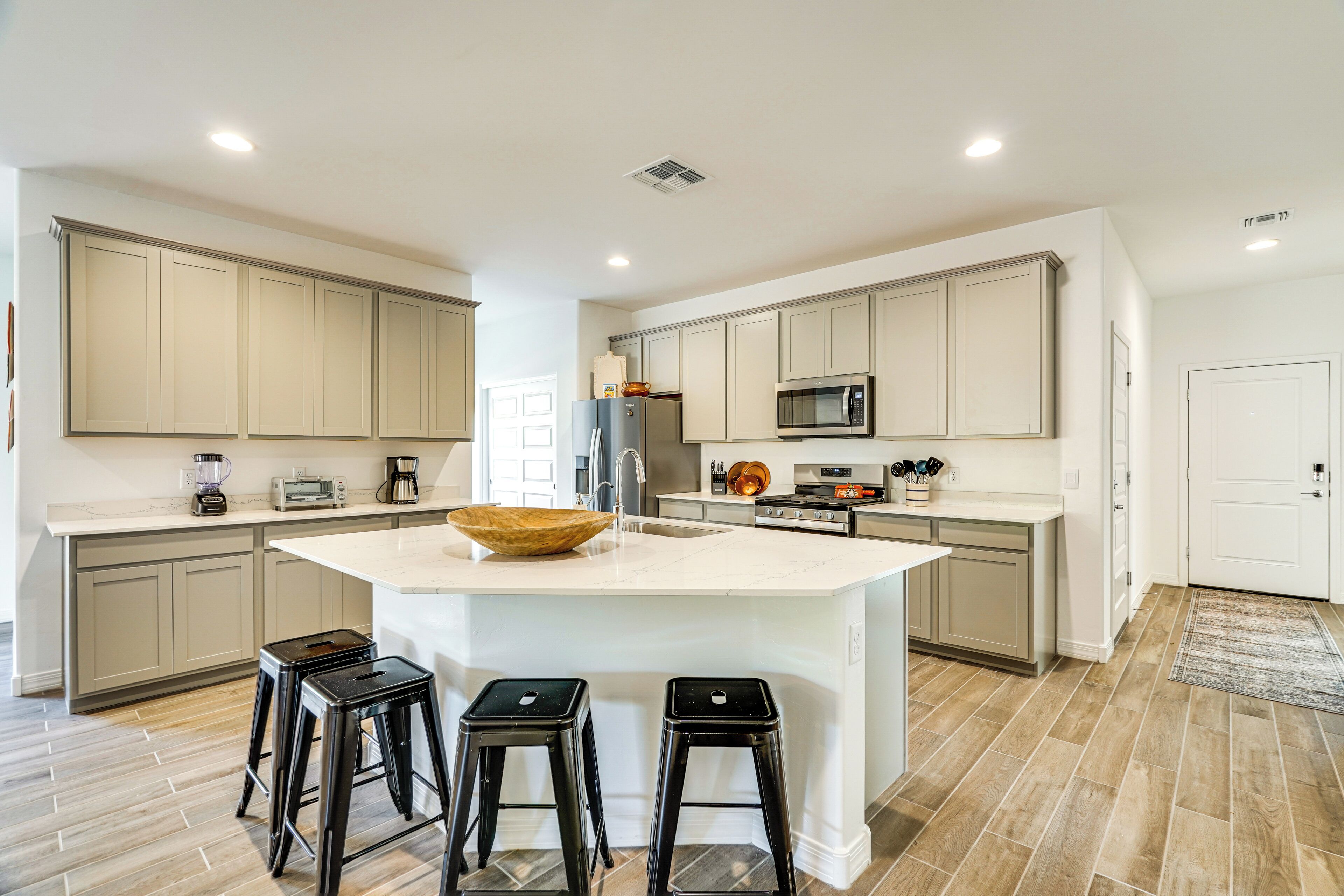 Fridge, microwave, stovetop, dishwasher