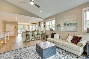 TV, fireplace, books, stereo - Explore the Seashore! Sunny Carolina Beach Home (Carolina Beach)