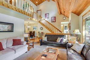 TV, fireplace, books - Private Hot Tub & SHARC Passes! Sunriver Home (Sunriver)