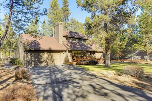 Exterior - Private Hot Tub & SHARC Passes! Sunriver Home (Sunriver)
