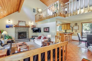 TV, fireplace, books - Private Hot Tub & SHARC Passes! Sunriver Home (Sunriver)