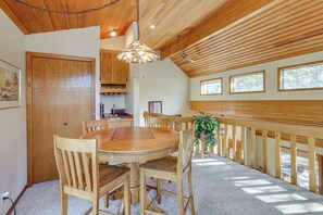 Dining - Private Hot Tub & SHARC Passes! Sunriver Home (Sunriver)