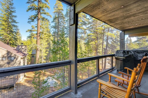 Ski-In/Ski-Out Retreat w/ Sauna in Bear Valley!