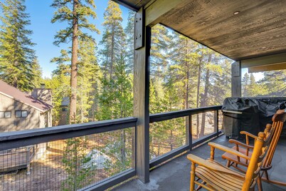 Ski-In/Ski-Out Retreat w/ Sauna in Bear Valley!