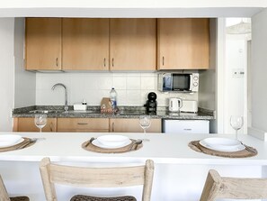 Kühlschrank, Mikrowelle, Wasserkocher mit Kaffee-/Teezubehör, Toaster