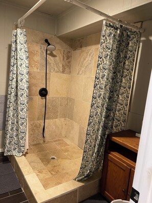 Een douche, een haardroger, handdoeken, zeep