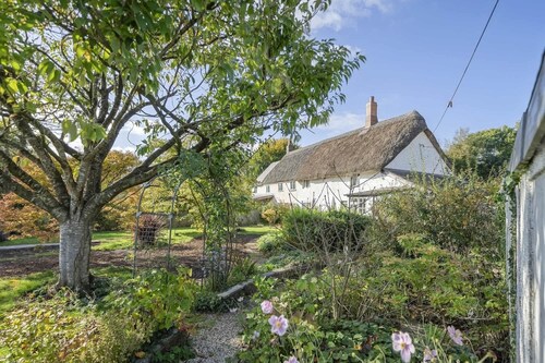 Thatched Cottage & Tranquil Gardens, Gated Parking