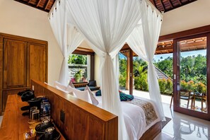 Roupas de cama premium, camas com colchões pillow-top, frigobar