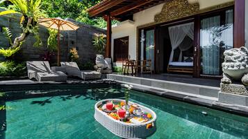 Kolam renang outdoor, dengan kursi berjemur