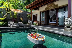 Una piscina al aire libre, tumbonas