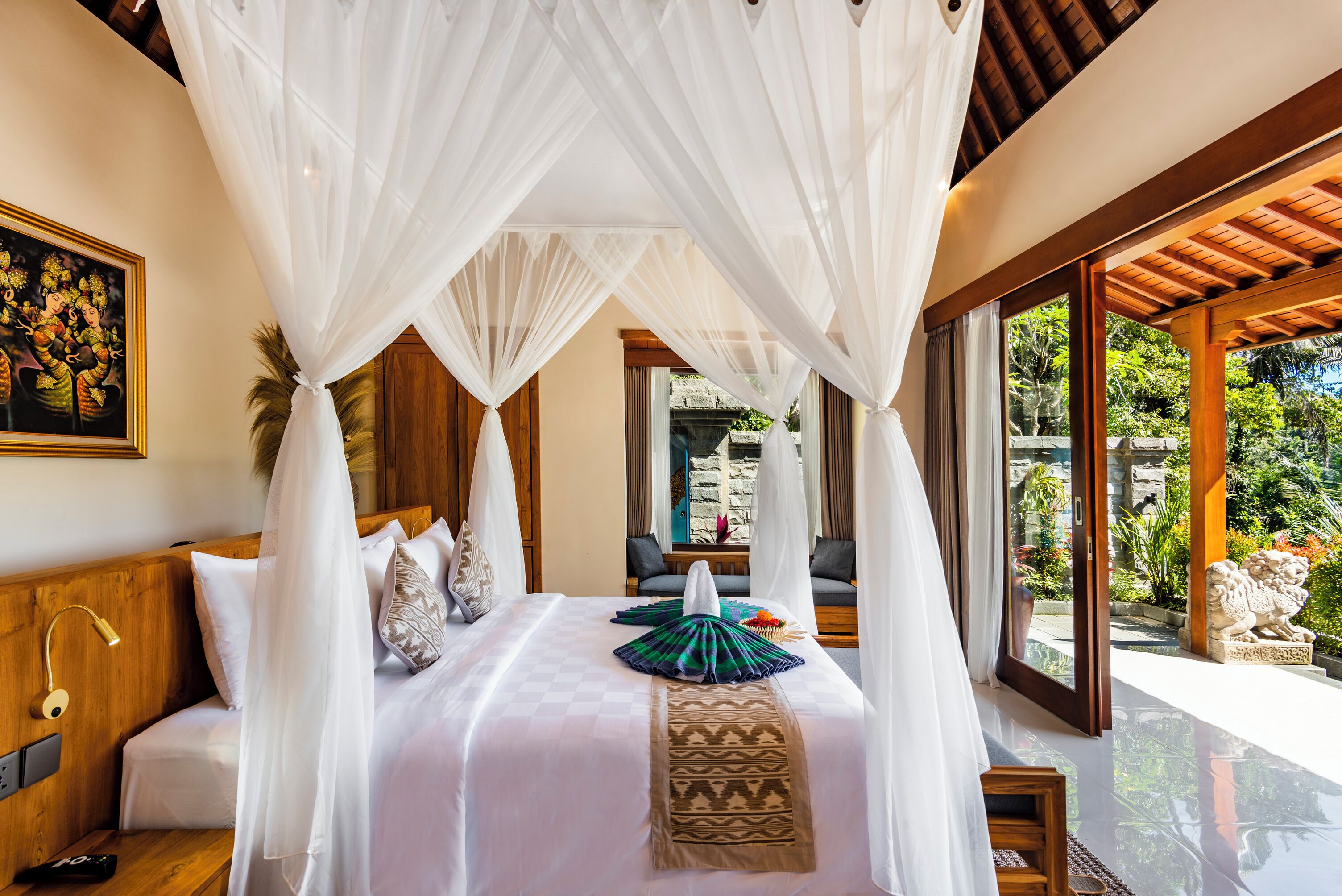 Ropa de cama de alta calidad, colchones con pillow-top y minibar 