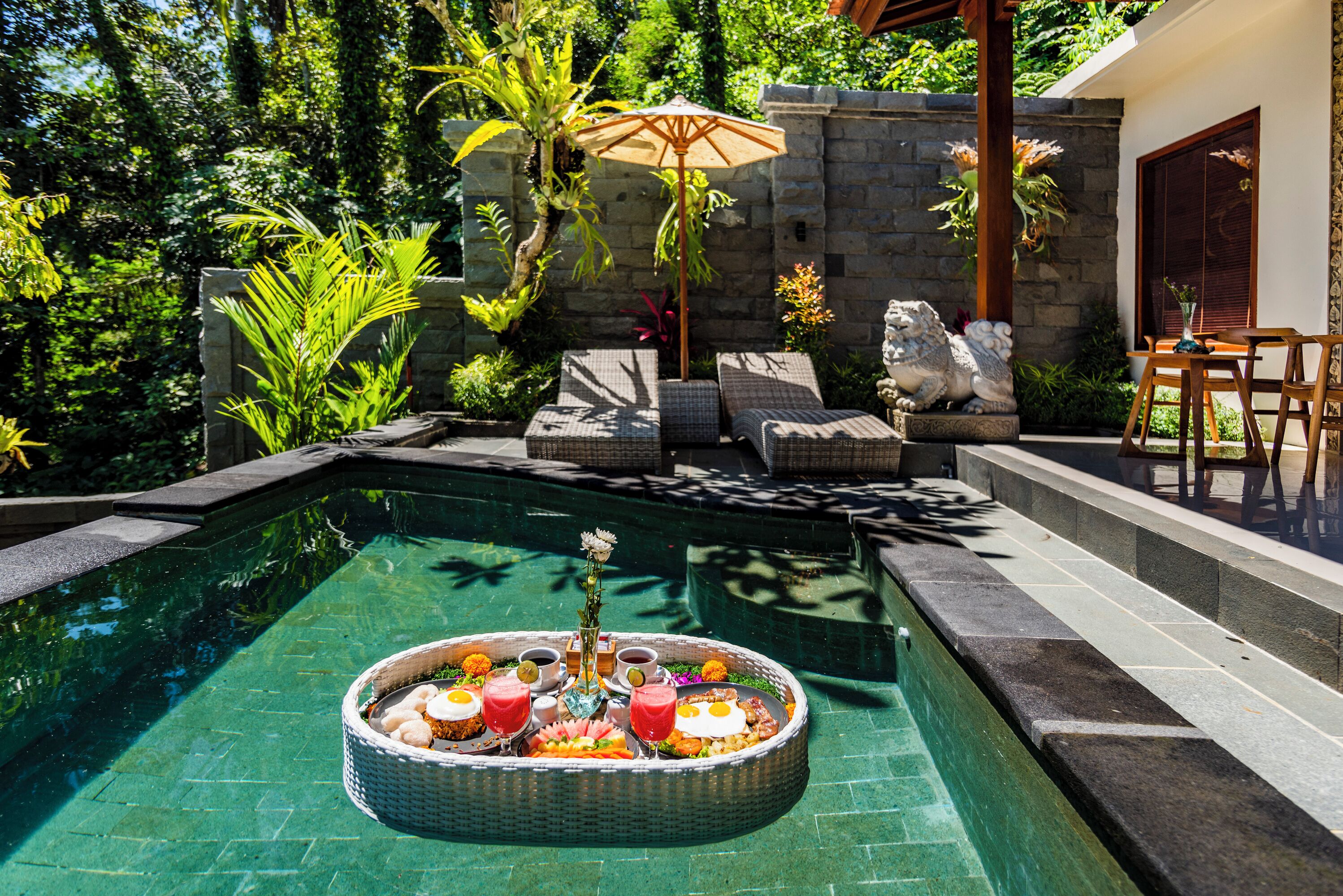 Kolam renang outdoor, dengan kursi berjemur