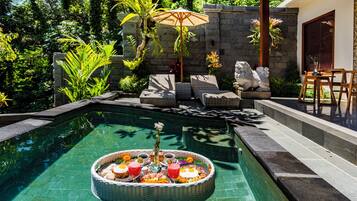 Außenpool, Liegestühle