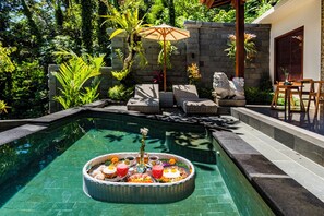 حمّام سباحة خارجي، مقاعد للتشمس