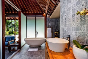 Bồn tắm và buồng tắm vòi sen riêng, máy sấy tóc, dép đi trong nhà