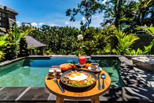 室外游泳池，日光浴躺椅