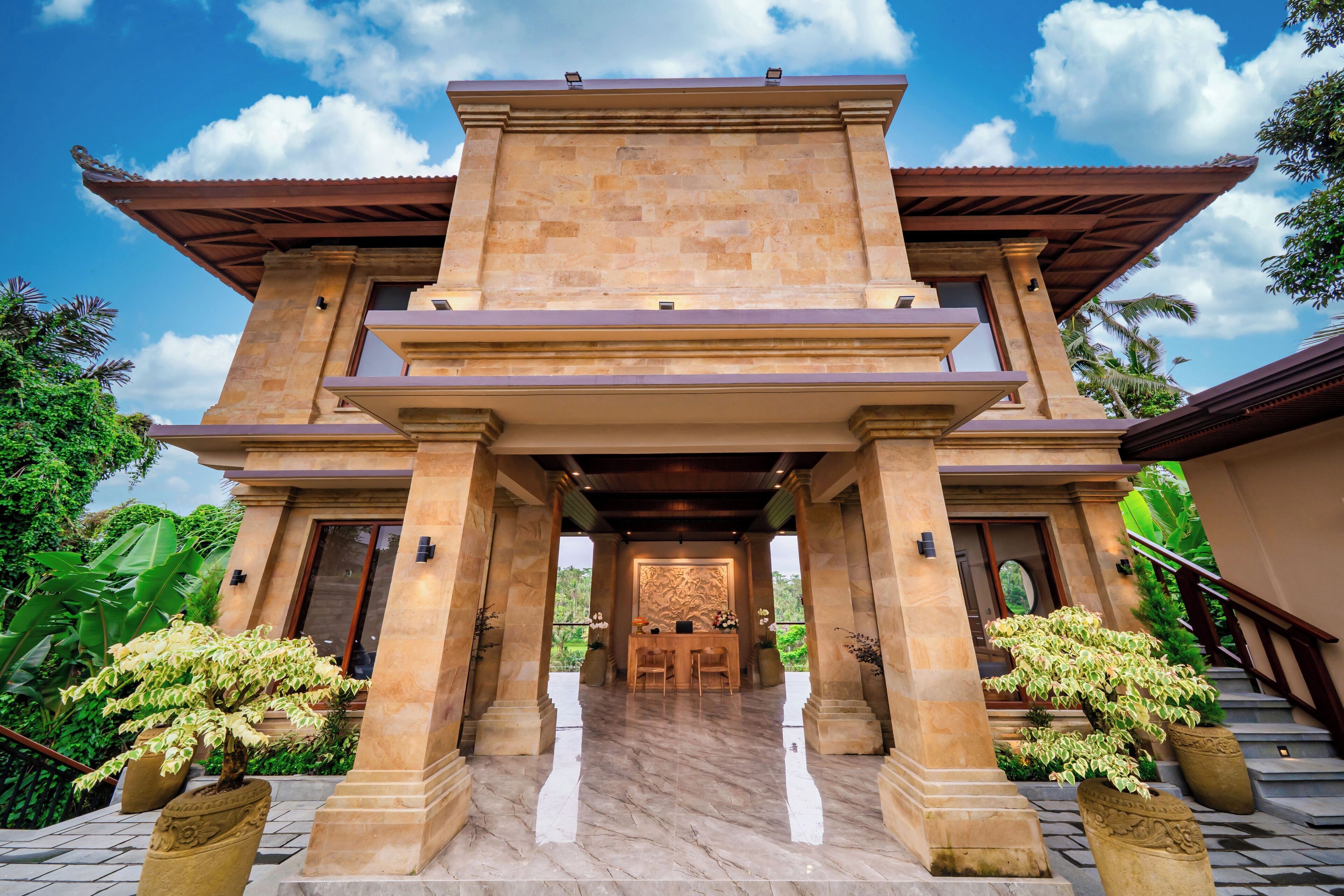 Hot stone massages, deep-tissue massages, 1 treatment room, massages