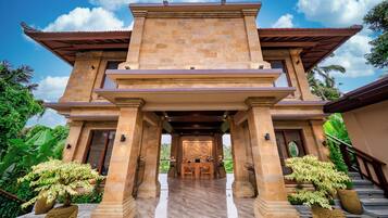 Hot stone massages, deep-tissue massages, 1 treatment room, massages