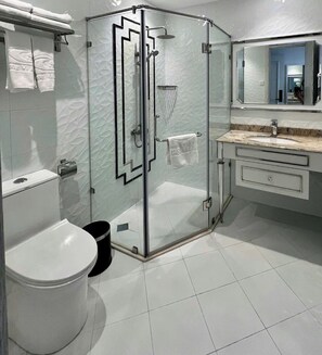 Habitación doble Deluxe, vista a la ciudad | Baño | Tina, amenidades de baño gratuitas, secadora de cabello, pantuflas 