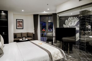 VIP Room with Bathtub and City View | Desk, free WiFi - Tuong Vi Corner Hotel (Ho Chi Minh)
