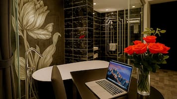 Kamer, bad, uitzicht op de stad (VIP) | Badkamer | Een bad, gratis toiletartikelen, een haardroger, pantoffels