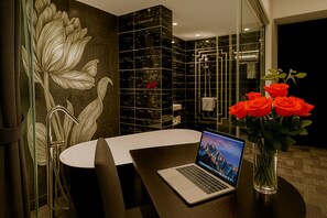 Zimmer, Badewanne, Stadtblick (VIP) | Badezimmer | Badewanne, kostenlose Toilettenartikel, Haartrockner, Hausschuhe