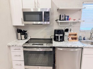 Refrigerador, microondas, horno y parrilla de estufa 