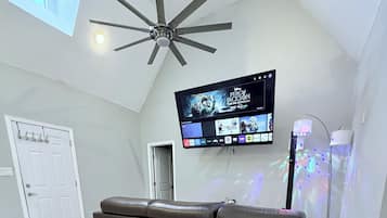 Una Smart TV, un reproductor estéreo