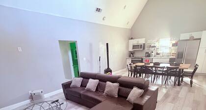 The Ultimate Party Lodge Secluded 5BR with Karaoke, Huge Parking, Event Space