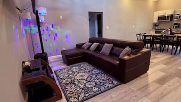 Una Smart TV, un reproductor estéreo