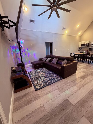 The Ultimate Party Lodge Secluded 5BR with Karaoke, Huge Parking, Event Space