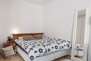 Cortinas blackout, tabla de planchar con plancha y wifi gratis 