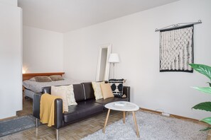 Leilighet – standard, balkong, bakgårdsutsikt | Blendingsgardiner, strykejern/-brett og wi-fi (inkludert)