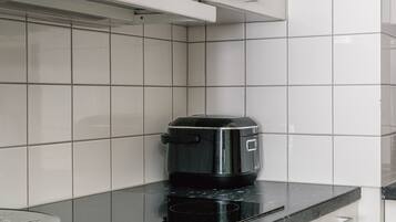 Standard-Apartment, Balkon, Blick auf den Innenhof | Eigene Küche