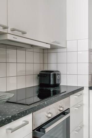 Refrigerador con freezer, microondas, horno, placa de cocina