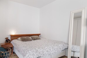 Standaard appartement, balkon, uitzicht op binnenplaats | Verduisterende gordijnen, een strijkplank/strijkijzer, gratis wifi