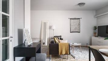 Standard-Apartment, Balkon, Blick auf den Innenhof | Wohnbereich