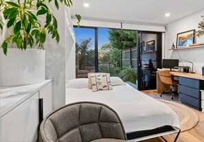 4 bedrooms, desk, WiFi - Ocean-View Luxury | Spa, Fire Pit + Ocean Views (Ocean Grove)