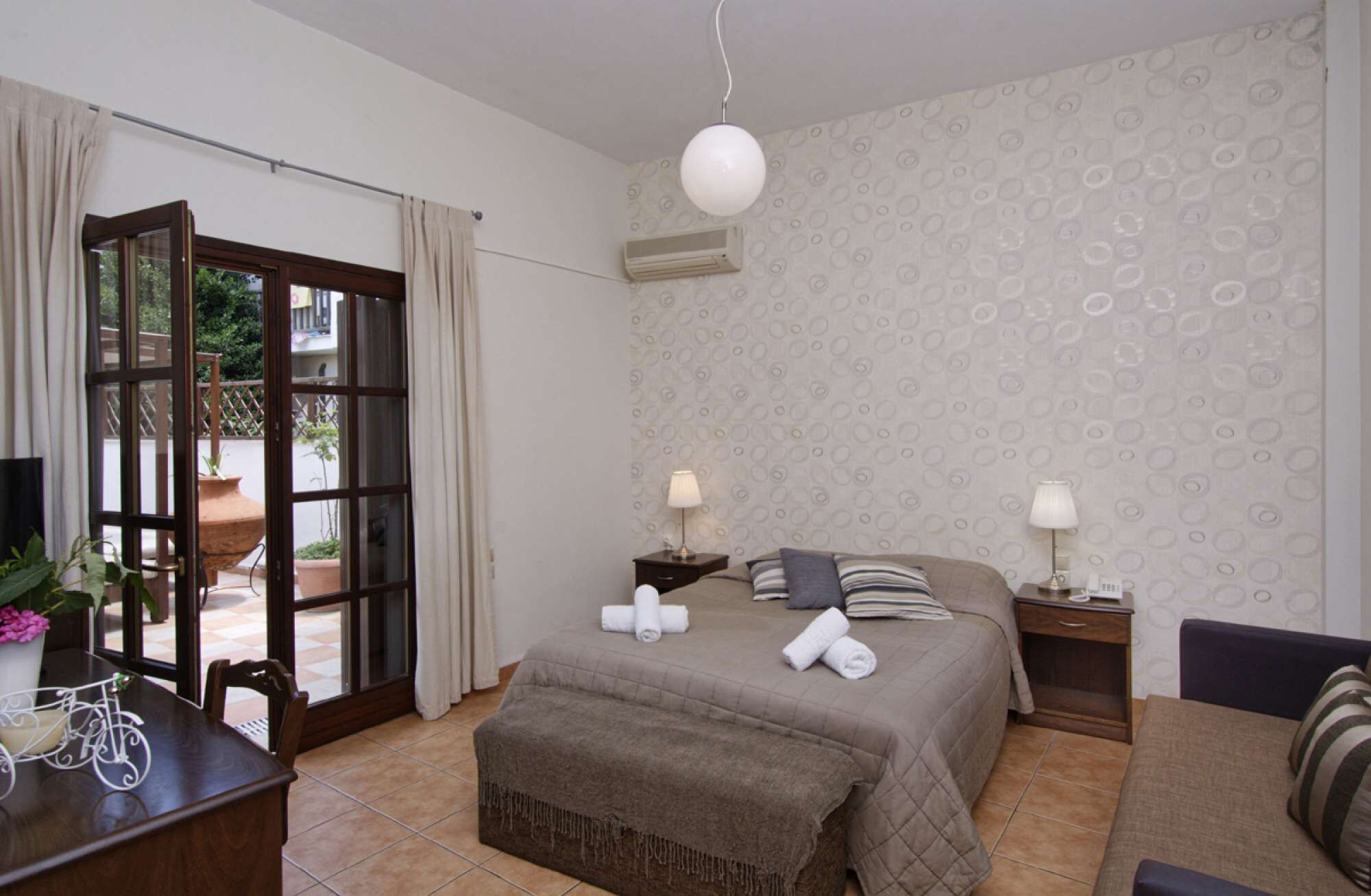 WiFi, bed sheets, wheelchair access