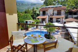 تناول الطعام بالخارج