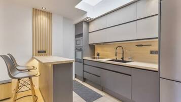 Frigorífico, microondas, horno y placa de cocina