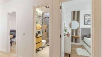 2 slaapkamers, een bureau, een strijkplank/strijkijzer, wifi