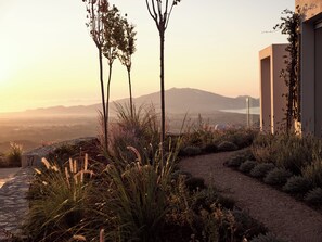 Property grounds - Iconic skyview Segreto Villa – 7 Bedrooms, Massive Pool, Gym & Unrivaled Views. (Koiliomenos)