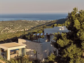 Exterior - Iconic skyview Segreto Villa – 7 Bedrooms, Massive Pool, Gym & Unrivaled Views. (Koiliomenos)