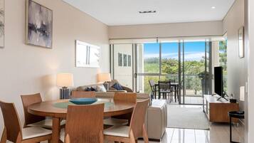 Luxury Apartment, Balcony, Park View | Dining room