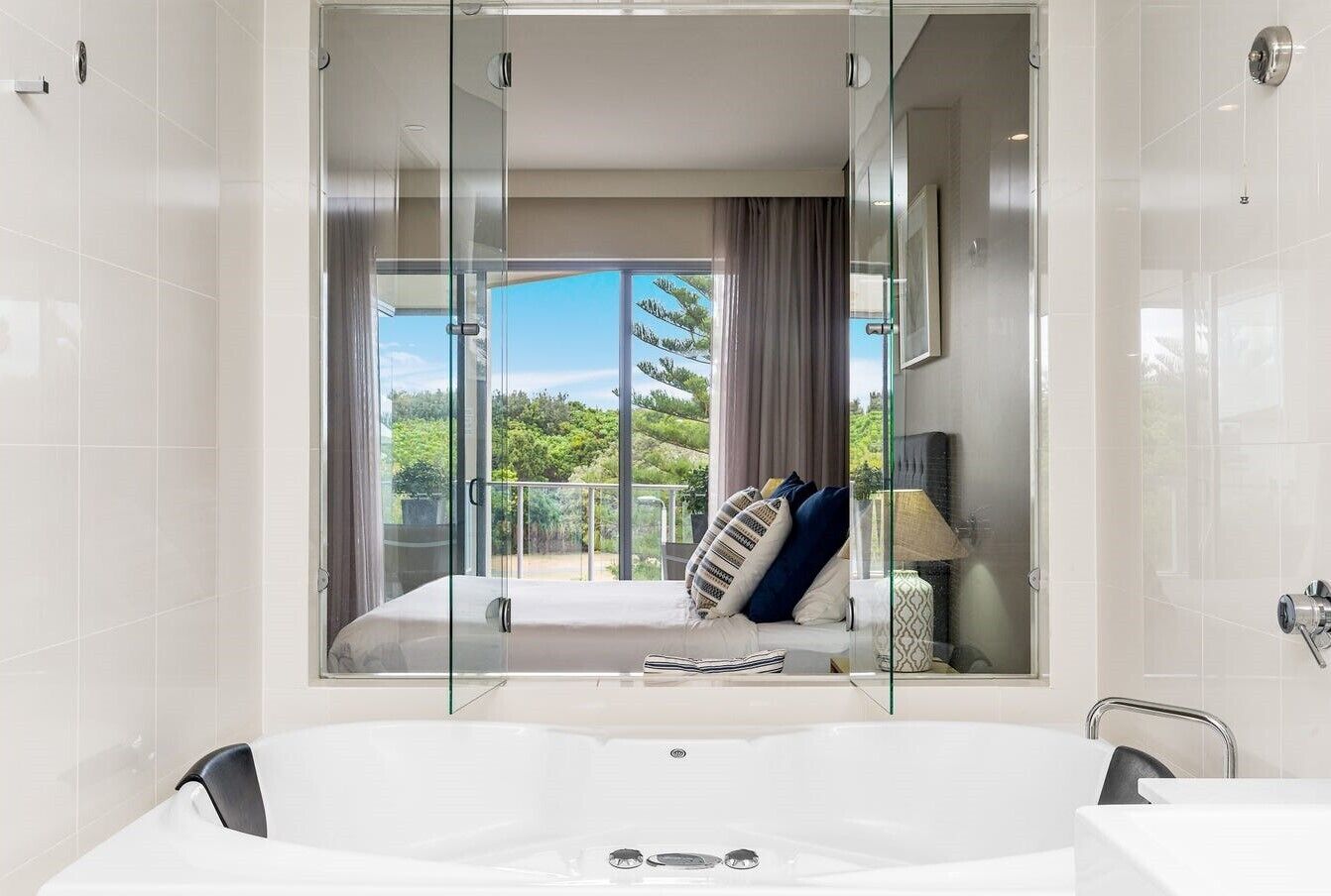 Luxury Apartment, Balcony, Park View | Private spa tub