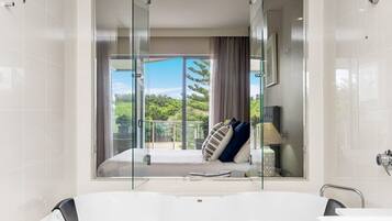 Luxury Apartment, Balcony, Park View | Private spa tub