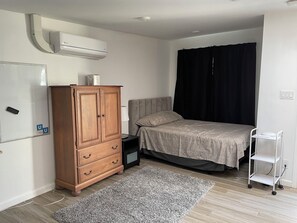 Iron/ironing board, WiFi, bed sheets, wheelchair access - Charming studio in enchanting Inglewood with AC (Inglewood)